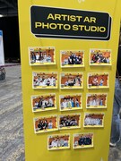 アーティストと一緒に記念撮影できるコーナー。カメラマンが撮影してくれたデータを無料でダウンロードできました。