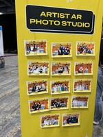 アーティストと一緒に記念撮影できるコーナー。カメラマンが撮影してくれたデータを無料でダウンロードできました。