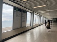 まっすぐな通路の左側はずっと海。爽快！
