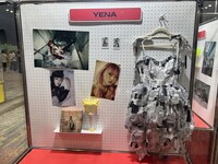 ペンライトやグッズ、サインなどが展示されたコーナー。YENAさんは衣装も！