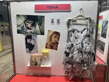 ペンライトやグッズ、サインなどが展示されたコーナー。YENAさんは衣装も！
