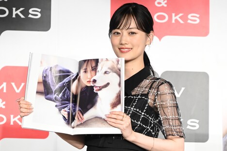 お気に入りのカットを見せる山下美月（乃木坂46）。