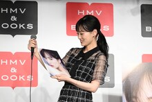 「我が子のようですね」と写真集を眺める山下美月（乃木坂46）。