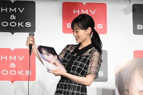 「我が子のようですね」と写真集を眺める山下美月（乃木坂46）。