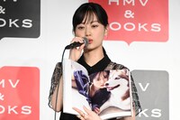 犬との撮影を振り返る山下美月（乃木坂46）。