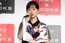 犬との撮影を振り返る山下美月（乃木坂46）。