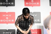 お辞儀する山下美月（乃木坂46）。