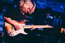 在日ファンクの新ギタリスト、小金丸慧。