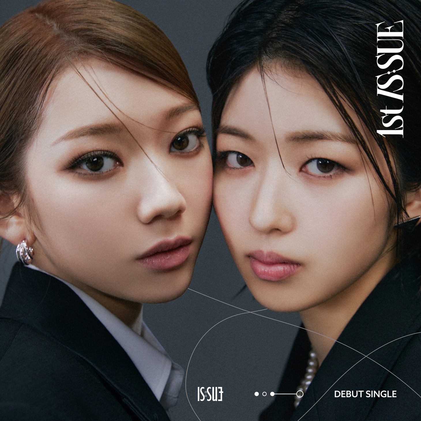 IS:SUE「1st IS:SUE」初回限定盤Bジャケット (c)LAPONE GIRLS