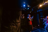 1人きりで前説をするクレナイ・ワールズエンド。