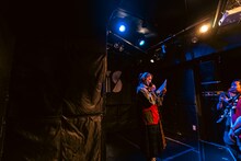 1人きりで前説をするクレナイ・ワールズエンド。