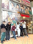 タワーレコード渋谷店の店頭で記念撮影をするLienel。