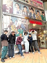 タワーレコード渋谷店の店頭で記念撮影をするLienel。