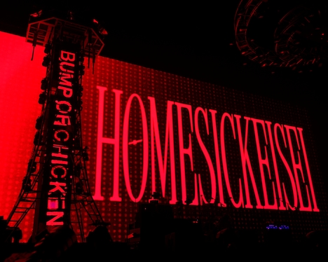 「BUMP OF CHICKEN TOUR ホームシック衛星2024」4月24日公演の様子。