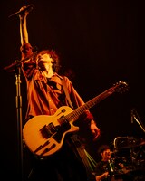 藤原基央（Vo, G）