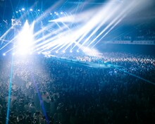 「BUMP OF CHICKEN TOUR ホームシック衛星2024」4月24日公演の様子。