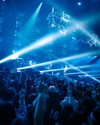 「BUMP OF CHICKEN TOUR ホームシック衛星2024」4月24日公演の様子。