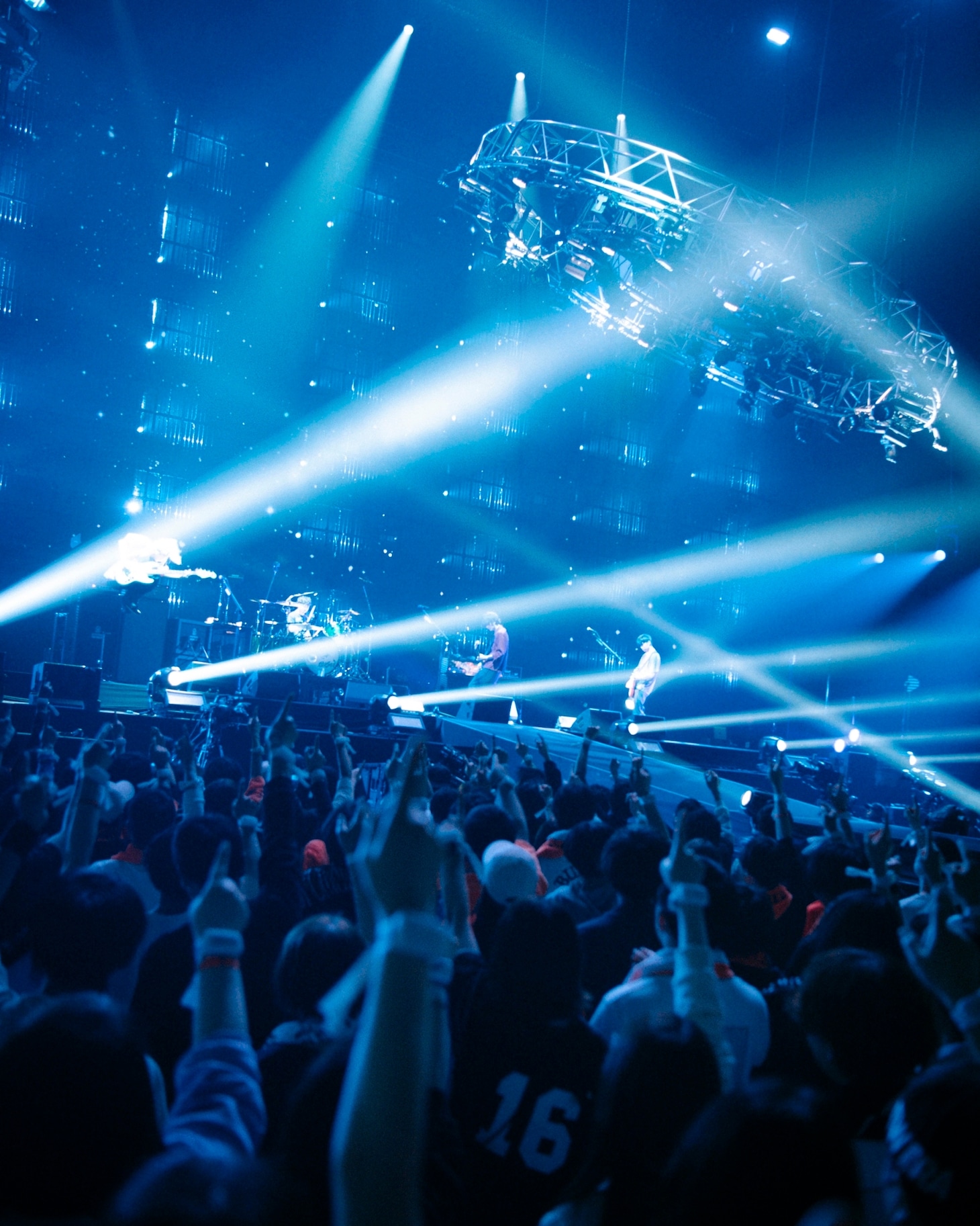 「BUMP OF CHICKEN TOUR ホームシック衛星2024」4月24日公演の様子。