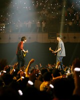 左から藤原基央（Vo, G）、増川弘明（G）。