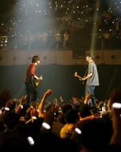 左から藤原基央（Vo, G）、増川弘明（G）。