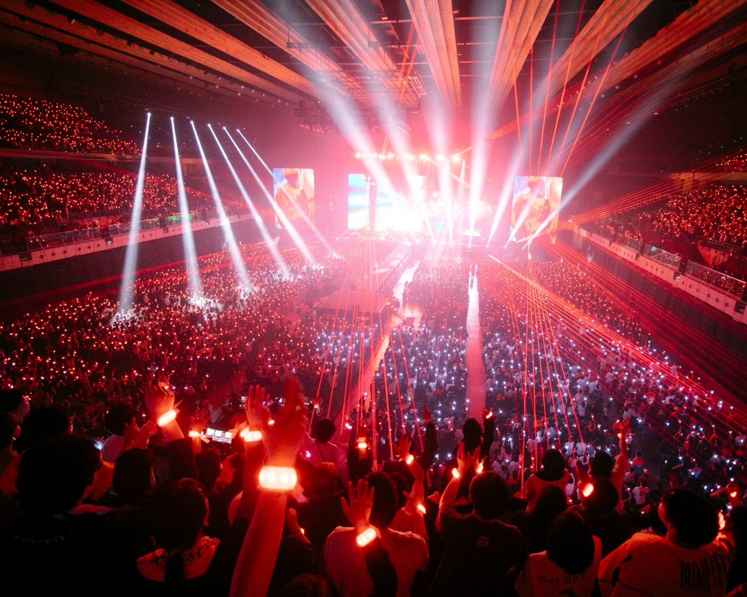 「BUMP OF CHICKEN TOUR ホームシック衛星2024」4月24日公演の様子。