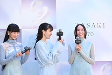 TASAKIの文字が入ったマイクに喜ぶPerfume。