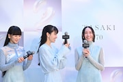 TASAKIの文字が入ったマイクに喜ぶPerfume。