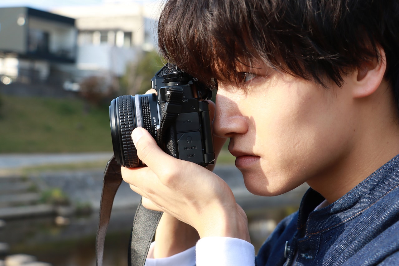 佐野晶哉がファインダーを通じて人々の瞬間を切り取る、映画