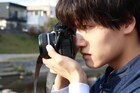 佐野晶哉がファインダーを通じて人々の瞬間を切り取る、映画「明日を綴る写真館」場面写真公開