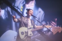 塩塚モエカ（Vo, G）（Photo by YosukeTorii）