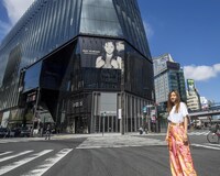 東急プラザ銀座前に立つ倉木麻衣。