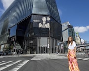 東急プラザ銀座前に立つ倉木麻衣。