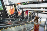 人気画像4位は「倉木麻衣を細部まで再現した等身大リアルフィギュア完成」より、エスカレーターを上がる倉木麻衣。