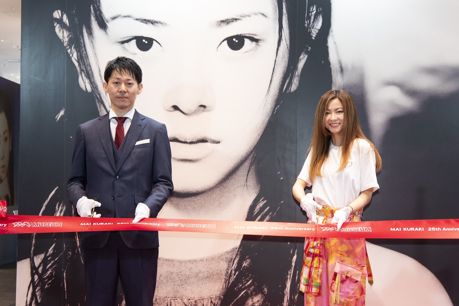 人気画像7位は「倉木麻衣を細部まで再現した等身大リアルフィギュア完成」より、テープカットを行う倉木麻衣。