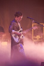 塩塚モエカ（Vo, G）（Photo by Asami Nobuoka）