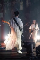 塩塚モエカ（Vo, G）（Photo by Asami Nobuoka）