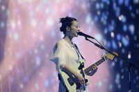 塩塚モエカ（Vo, G）（Photo by Asami Nobuoka）