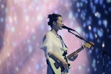 塩塚モエカ（Vo, G）（Photo by Asami Nobuoka）