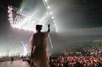 塩塚モエカ（Vo, G）（Photo by Asami Nobuoka）