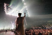 塩塚モエカ（Vo, G）（Photo by Asami Nobuoka）