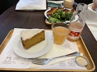 パリのChambelland Boulangerieで食べたキャロットケーキ。