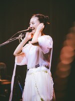 塩塚モエカ（Vo, G）（Photo by Daiki Miura）