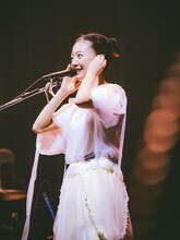 塩塚モエカ（Vo, G）（Photo by Daiki Miura）