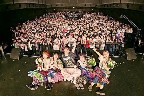 「カイジューバイミーONEMAN『怪獣爛漫』」にて、フロアをバックに記念撮影するカイジューバイミーとプロデューサー・メルクマール祐。（撮影：粂井健太）