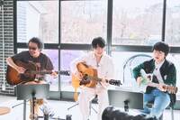 左から奥田民生、山内総一郎（フジファブリック）、崎山蒼志。