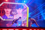 人気画像2位は「『スポダン』初の有観客イベントに7000人熱狂!武知、ミンホ、FUMA、アロハら集結の熱戦の行方は」より、ミンホ(SHINee)と小島よしお。(撮影:小坂茂雄)