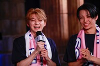 ユーキ（超特急）とHAYATO（ONE N' ONLY）。（撮影：小坂茂雄）