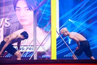 中務裕太（GENERATIONS）とアロハ（超特急）。（撮影：小坂茂雄）