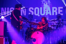 左から田淵智也（B）、鈴木貴雄（Dr）。（Photo by Viola Kam［V'z Twinkle］）