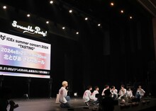 夏のワンマンライブの告知を見るICEx。（Photograph:Bromide,in）